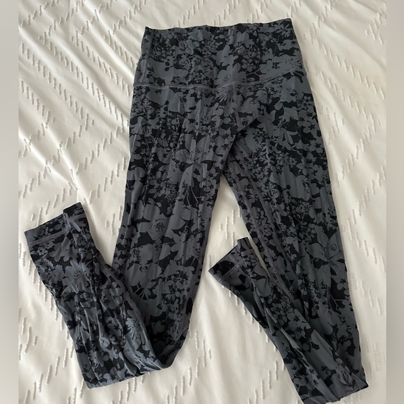 Lululemon aligns size 4 - Picture 2 of 2